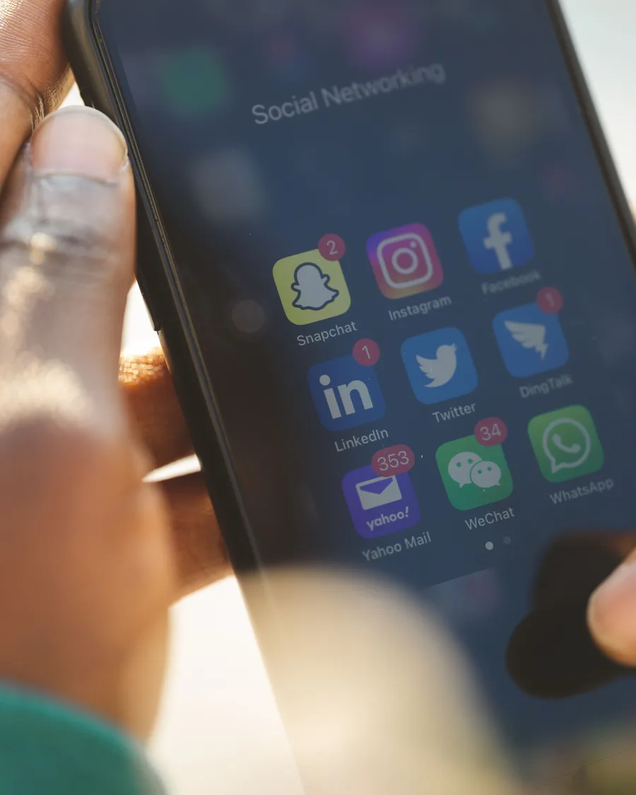 Telefonskärm med ikoner för sociala medier